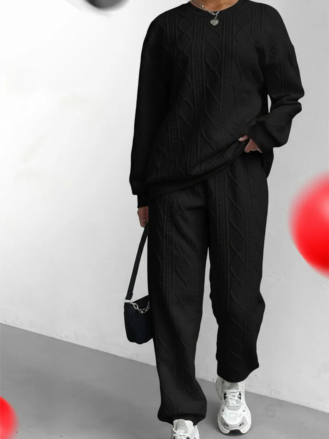 Damen gestricktes Cable-Lounge-Set mit weichem Rundhalspullover und hochgeschnittener weiter Hose Eichborn Berlin