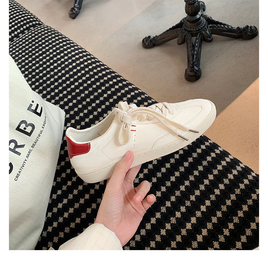 Damen Sportliche Sneaker mit minimalistischer Silhouette und atmungsaktiver Oberflächenstruktur EB