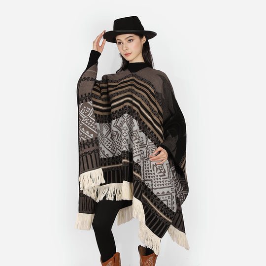 Damen Jacquard‑Ruana im Deckenstil mit V‑Ausschnitt, geometrischem Ethno‑Muster und Fransensaum EB