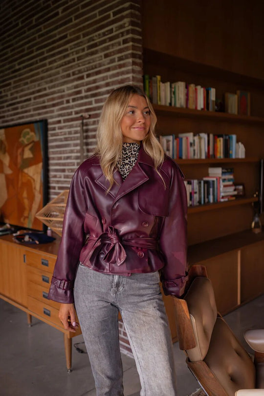 DamenModerne Jacke aus Kunstleder mit Taillengürtel und doppelt gestepptem Design EB