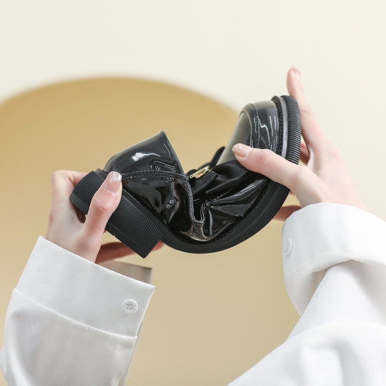 Damen elegante Slippers mit schickem Schleifenakzent und glänzender Oberfläche EB