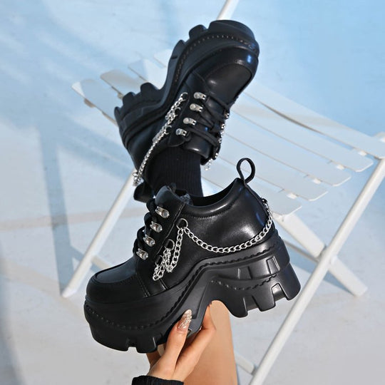 Damen Chunky Sneaker mit glanzvollen Kettenakzenten EB