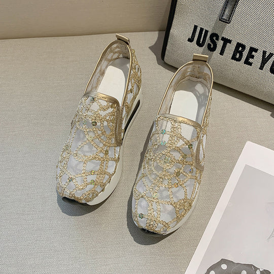 Damen Elegante Keil-Slipper mit transparentem Mesh, Paillettenstickerei und dämpfender Plateau-Sohle EB