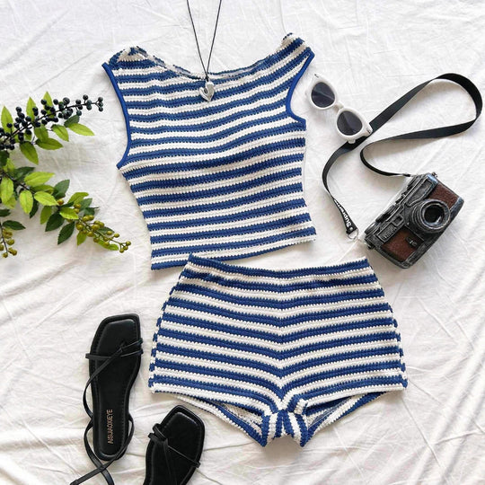 Damen Strand-Outfit mit gestreiftem Crop-Top und Shorts EB