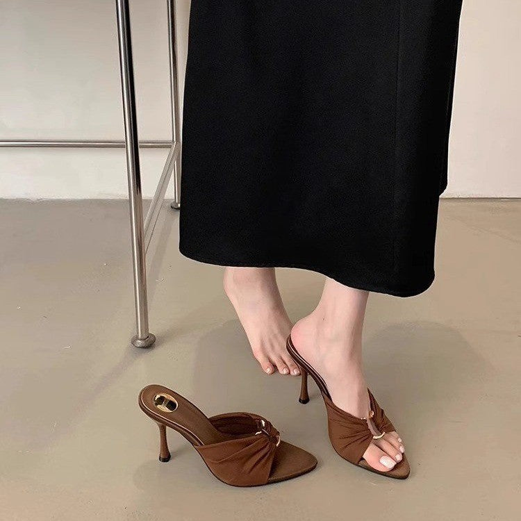 Damen elegante Mules mit geschwungenem Riemchen und zierlichen Details EB