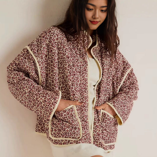 Damen nan gesteppte Stehkragenjacke mit floralem Längsprint, aufgesetzten Taschen und kontrastierender Paspel EB