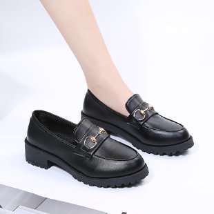 Damen Elegante Loafers mit glänzendem Finish und modischem Kettenverschluss EB
