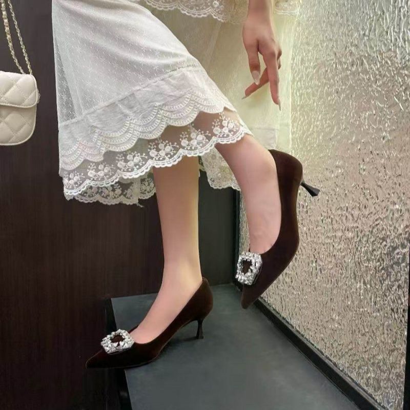 Damen elegante Pumps mit funkelndem Schmuckdetail EB