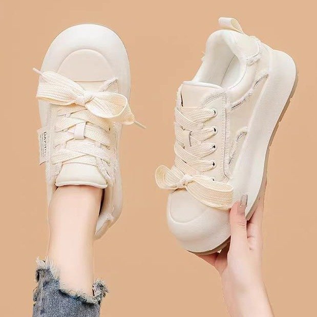 Damen Sportliche Sneaker mit atmungsaktiver Mesh-Oberfläche und innovativen Schnürdetails EB