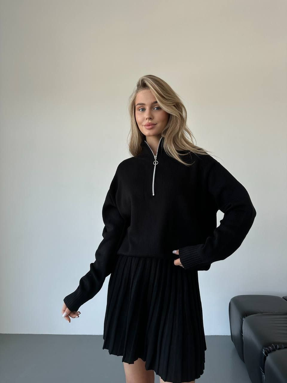 Damen gemütliches Strick-Set mit Reißverschluss-Pullover und plissiertem Rock EB