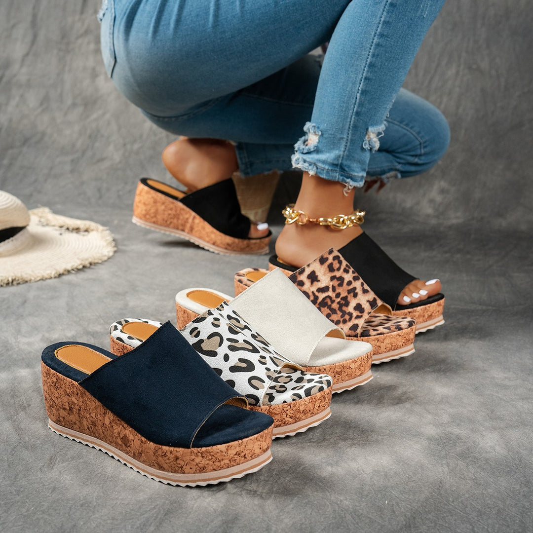 Damen Wedge-Pantoletten mit wildem Leopardenmuster und komfortabler Korksohle EB