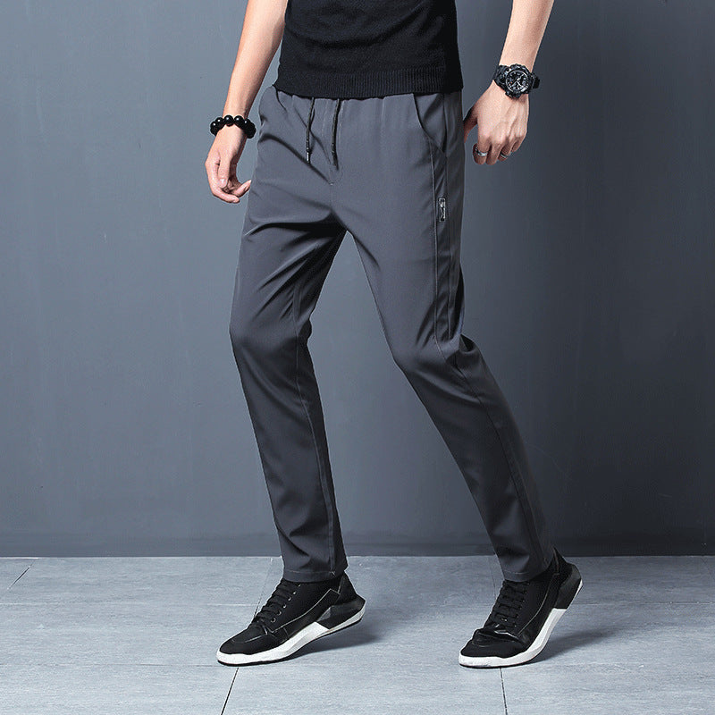 Herren schmal geschnittene Tech-Chino Jogginghose mit elastischem Kordelbund, verdeckten Reißverschlusstaschen und vorgeformten Knien EB