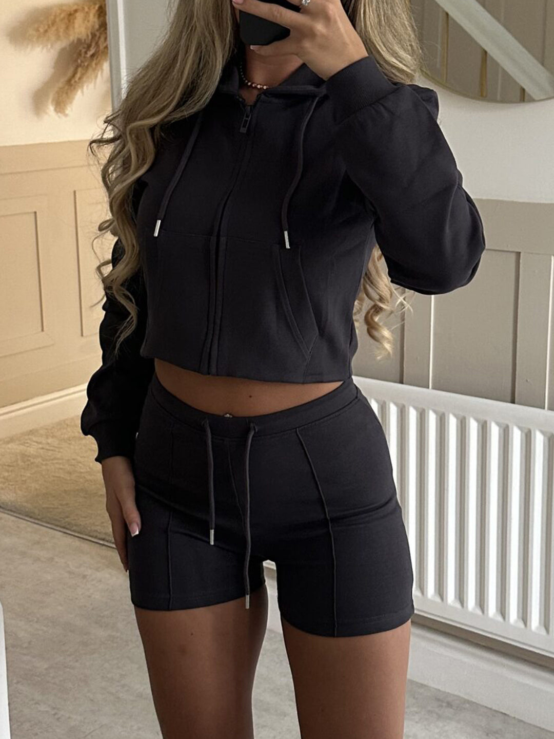 Damen nan lässiges Sweatshirt- und Short-Set mit dekorativen Schleifen-Applikationen, hohem Rundhalsausschnitt und Tunnelzugbund EB