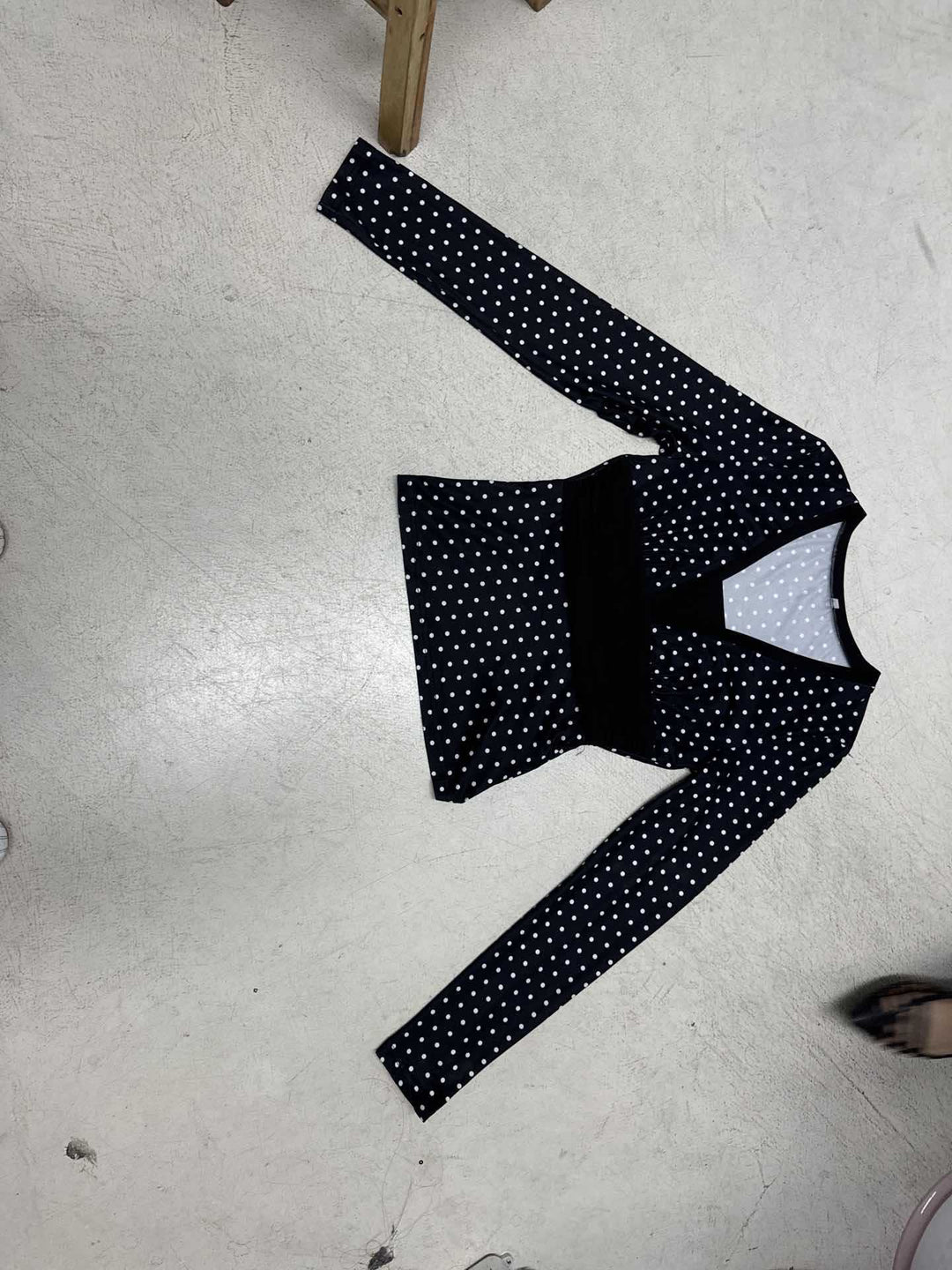 Damen nan taillierte Wickelbluse mit Polka‑Dot Muster, tiefem V‑Ausschnitt und breitem Taillenband EB