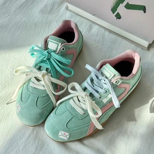 Damen Sneakers mit fröhlichem Apfelmotiv und textiler Oberflächenstruktur EB