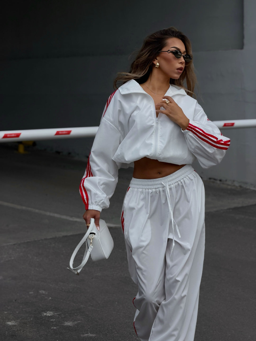 Damen Oversized kurz geschnittene Trainingsjacke und taillenhohe Jogginghose Set mit Seitenstreifen EB