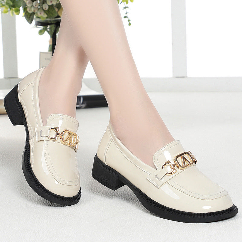 Damen Elegante Mokassins mit glänzendem Lackfinish und modischem Kettenakzent EB