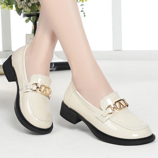 Damen Elegante Mokassins mit glänzendem Lackfinish und modischem Kettenakzent EB