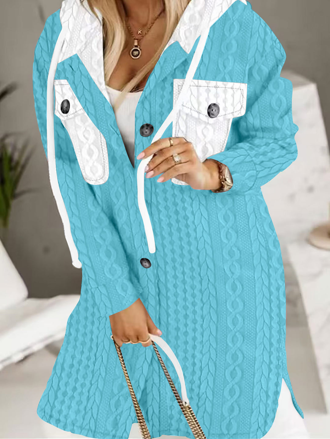 Damen Longline-Strickmantel mit Kapuze, Zierknöpfen und Kontrasttaschen EB