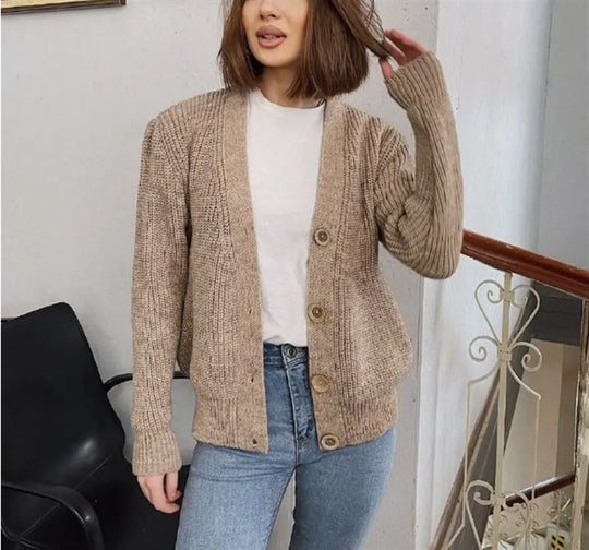 Damen Boxy-Grobstrick-Cardigan mit tiefer V-Leiste, Holzknopfverschluss und geripptem Saum EB