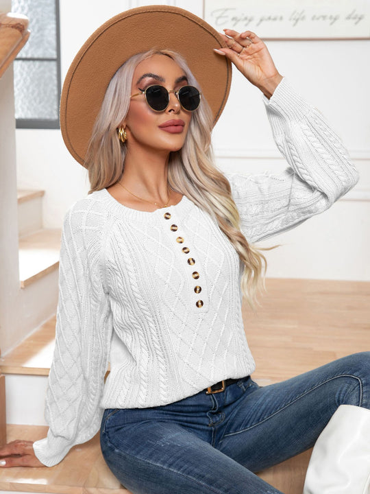 Damen Strickpullover mit eleganten Knopfdetails und modernem Zopfmuster EB