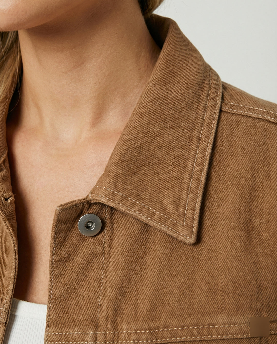 Damen Mode kurze klassische Jeansjacke mit aufgesetzten Brusttaschen und verkürztem Saum EB
