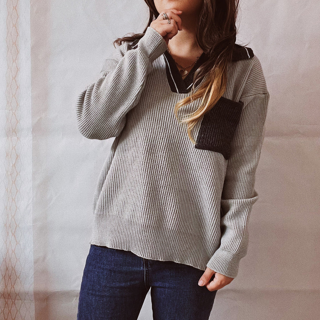 Damen lässiger V-Ausschnitt Pullover mit strukturiertem Rippdesign und kontrastierendem Kragen EB