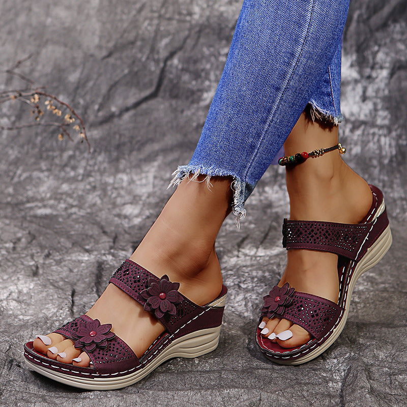 Damen Komfortable Wedge-Sandalen mit floralen Verzierungen EB