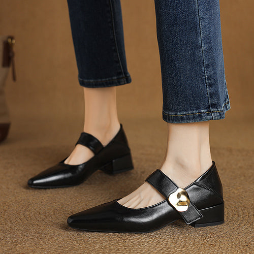 Damen elegante Pumps mit modischem Riemchen und glänzendem Schmuckdetail EB