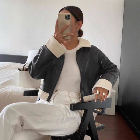Damen Kunstlederjacke im modernen Biker-Stil mit Fellkragen und kurzen Ärmeln EB