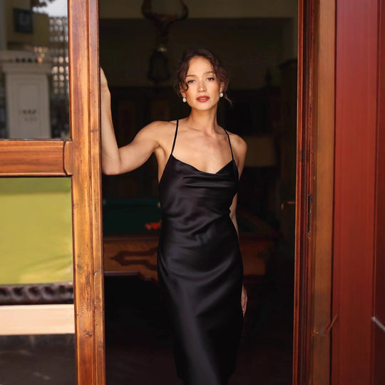 Damen Glänzendes Satin Minikleid mit Spaghettiträgern und elegantem V-Ausschnitt EB