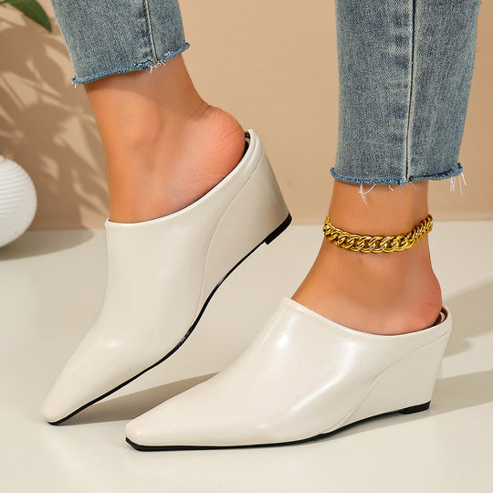 Damen Mules mit elegantem spitzem Design und glänzender Oberfläche EB