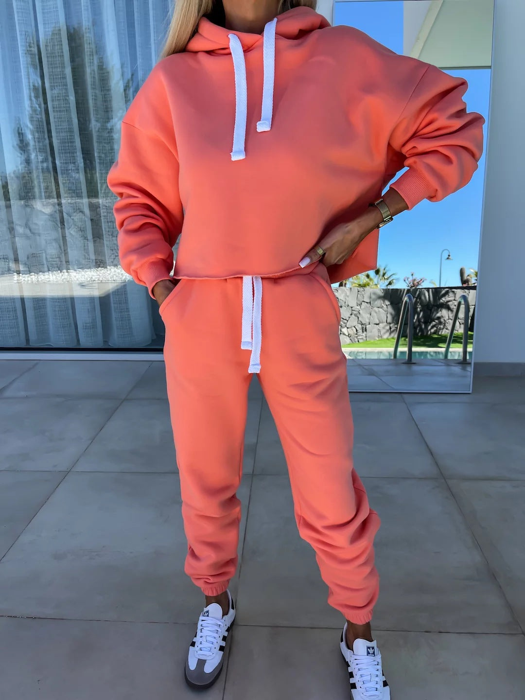 Damen modernes Hoodie-Jogginganzug-Set mit elastischem Bund und Kontrastdetails EB