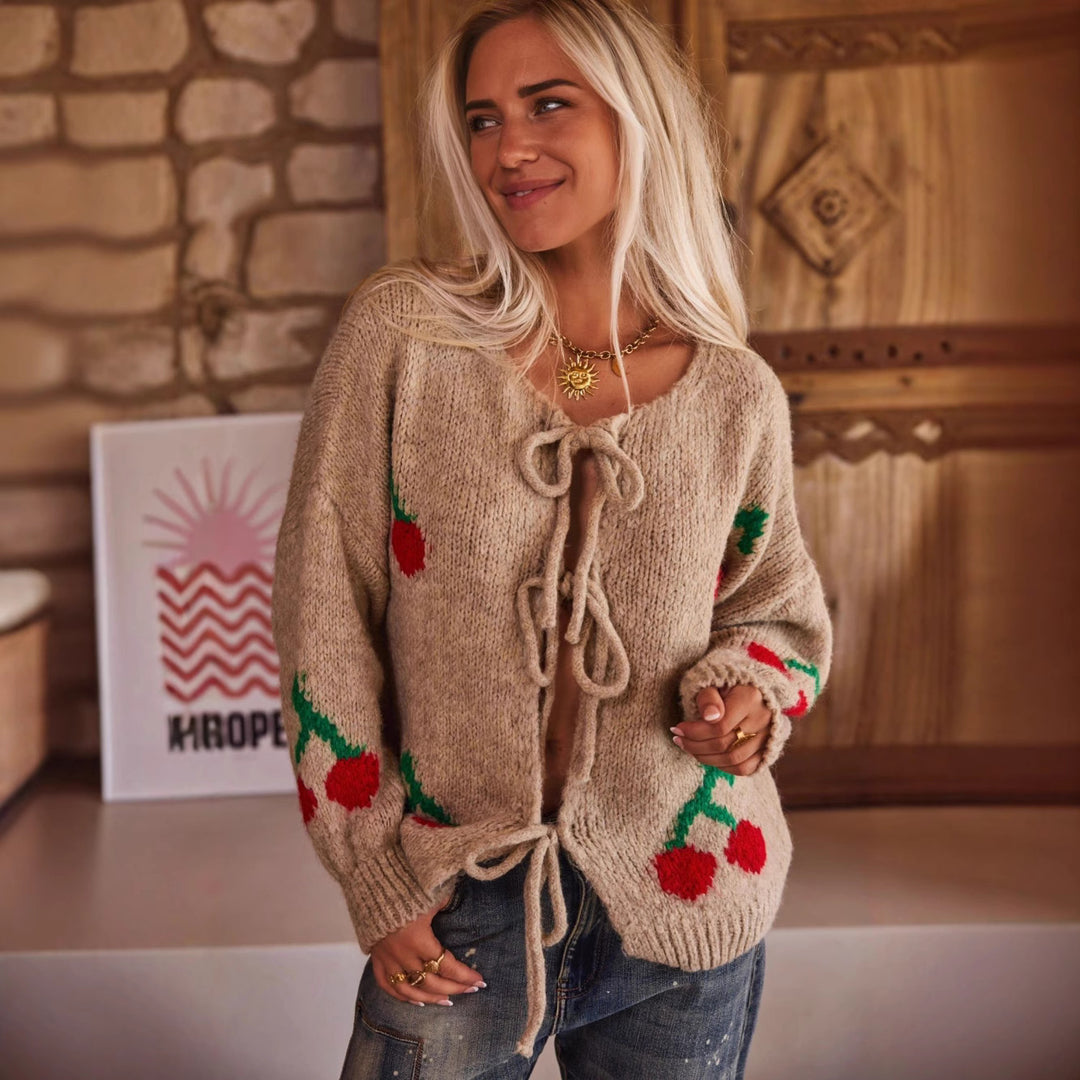 Damen Strickjacke mit verspieltem Kirschmotiv und Taillierung EB