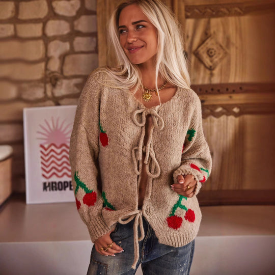 Damen Strickjacke mit verspieltem Kirschmotiv und Taillierung EB