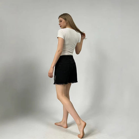 Damen Designer Denim-Shorts mit trendigen Kettenverzierungen EB