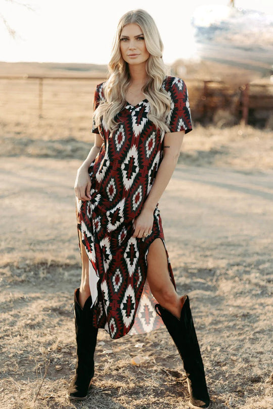 Damen Maxikleid mit tribal-inspiriertem Muster und hochstylisierten Seitenschlitzen EB