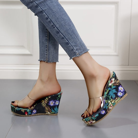 Damen nan PVC-Riemen Keilpantoletten mit floral bedruckter Keilsohle und ergonomischem Komfortfußbett EB