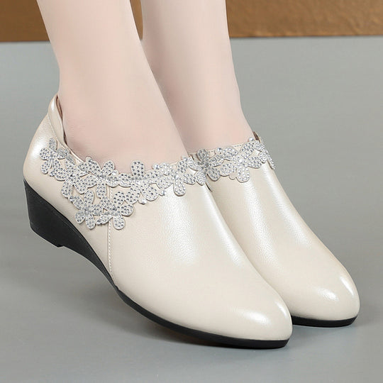 Damen elegante Wedgesandaletten mit floralem Schmuckdetail und komfortablem Fußbett EB