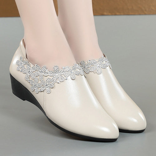 Damen elegante Wedgesandaletten mit floralem Schmuckdetail und komfortablem Fußbett EB