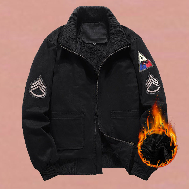 Herren nan militärisch inspirierte Bomberjacke mit aufgesetzten Patches, verdecktem Reißverschluss und elastischen Bündchen EB