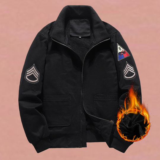 Herren nan militärisch inspirierte Bomberjacke mit aufgesetzten Patches, verdecktem Reißverschluss und elastischen Bündchen EB