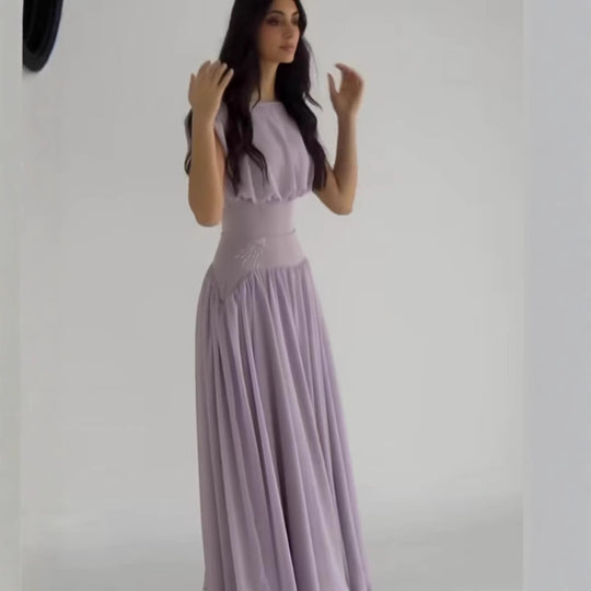 Damen Maxikleid mit eleganter Raffung und femininen Akzenten EB