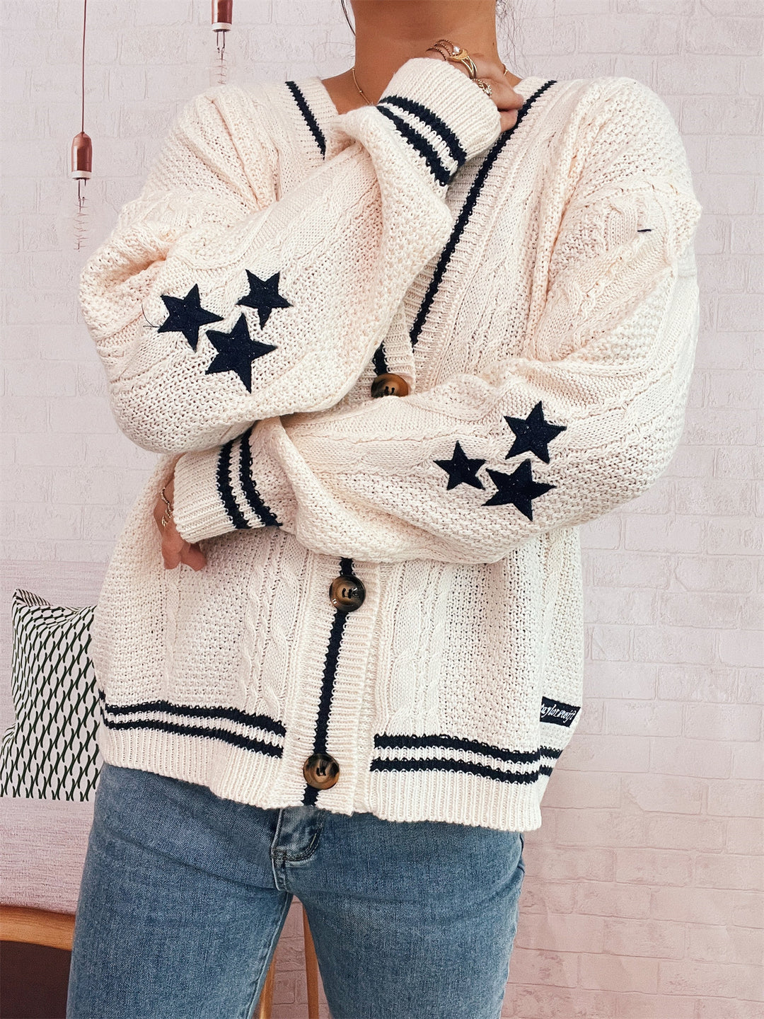 Damen gemütliche Strickjacke mit Sternen-Applikationen und modernen Details EB