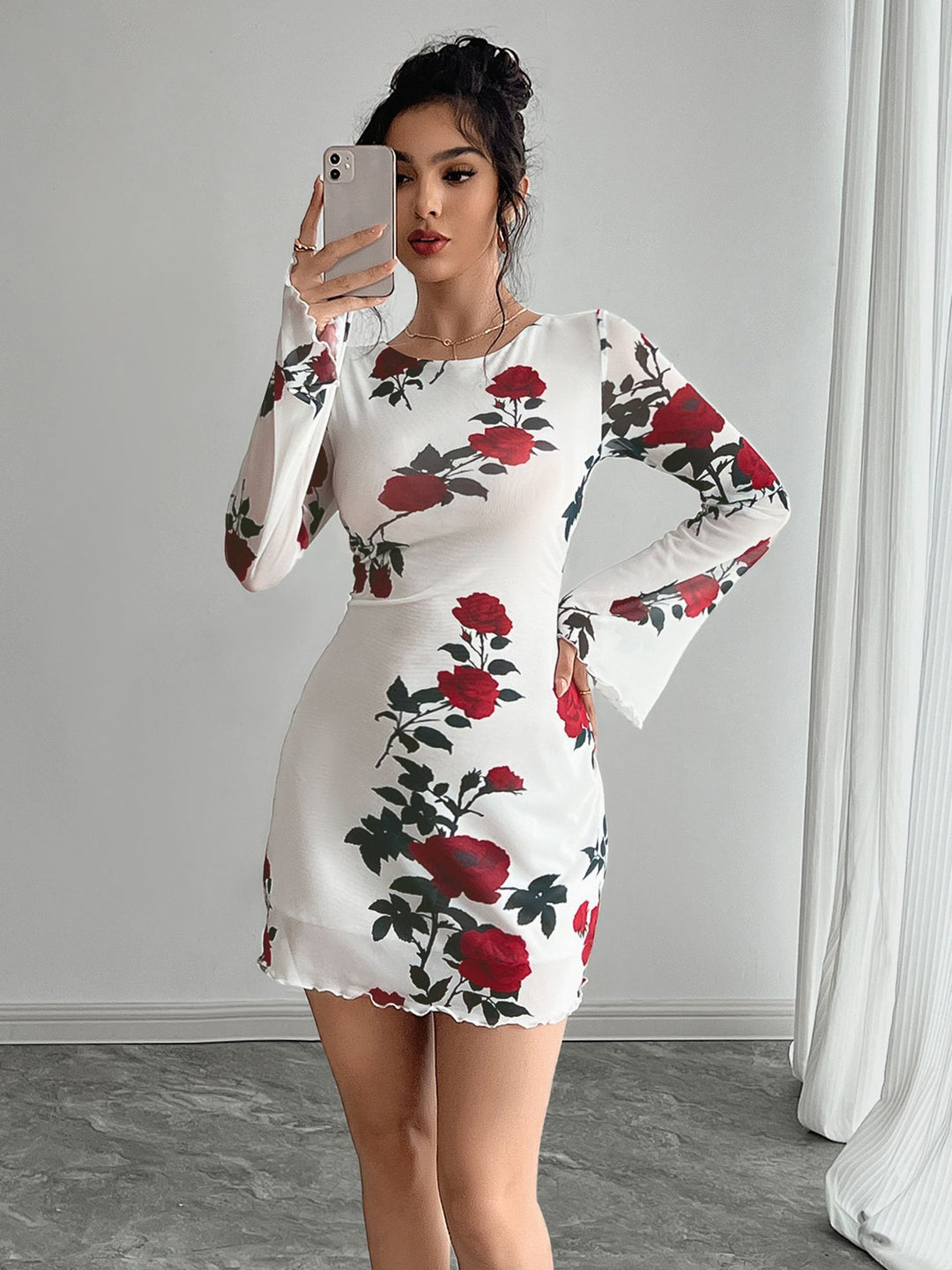 Damen nan figurbetontes Minikleid mit Rosenmuster und Trompetenärmeln EB