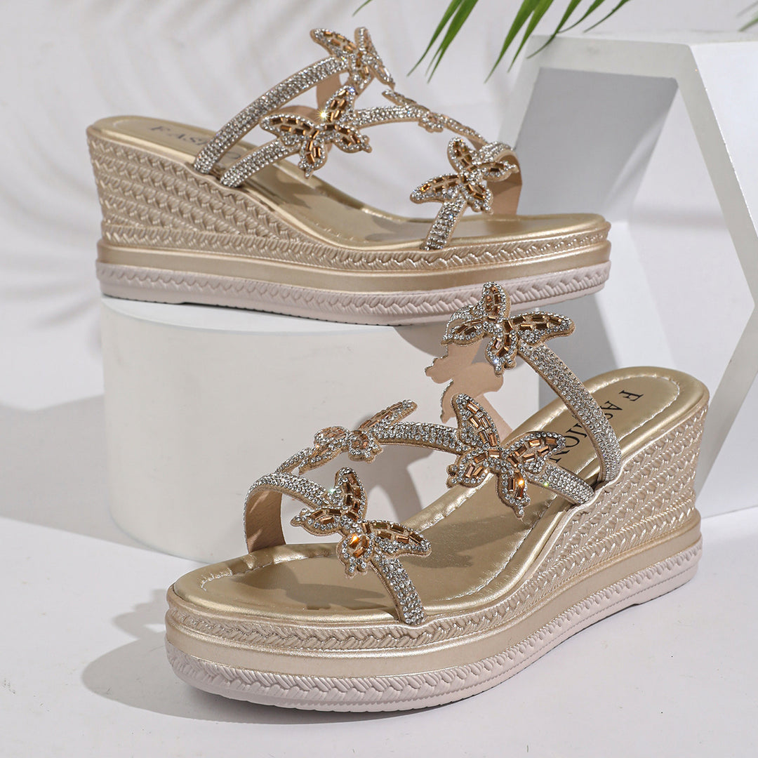 Damen Wedge-Sandalen mit funkelnden Schmetterlingsapplikationen und elegantem Kreppdesign EB