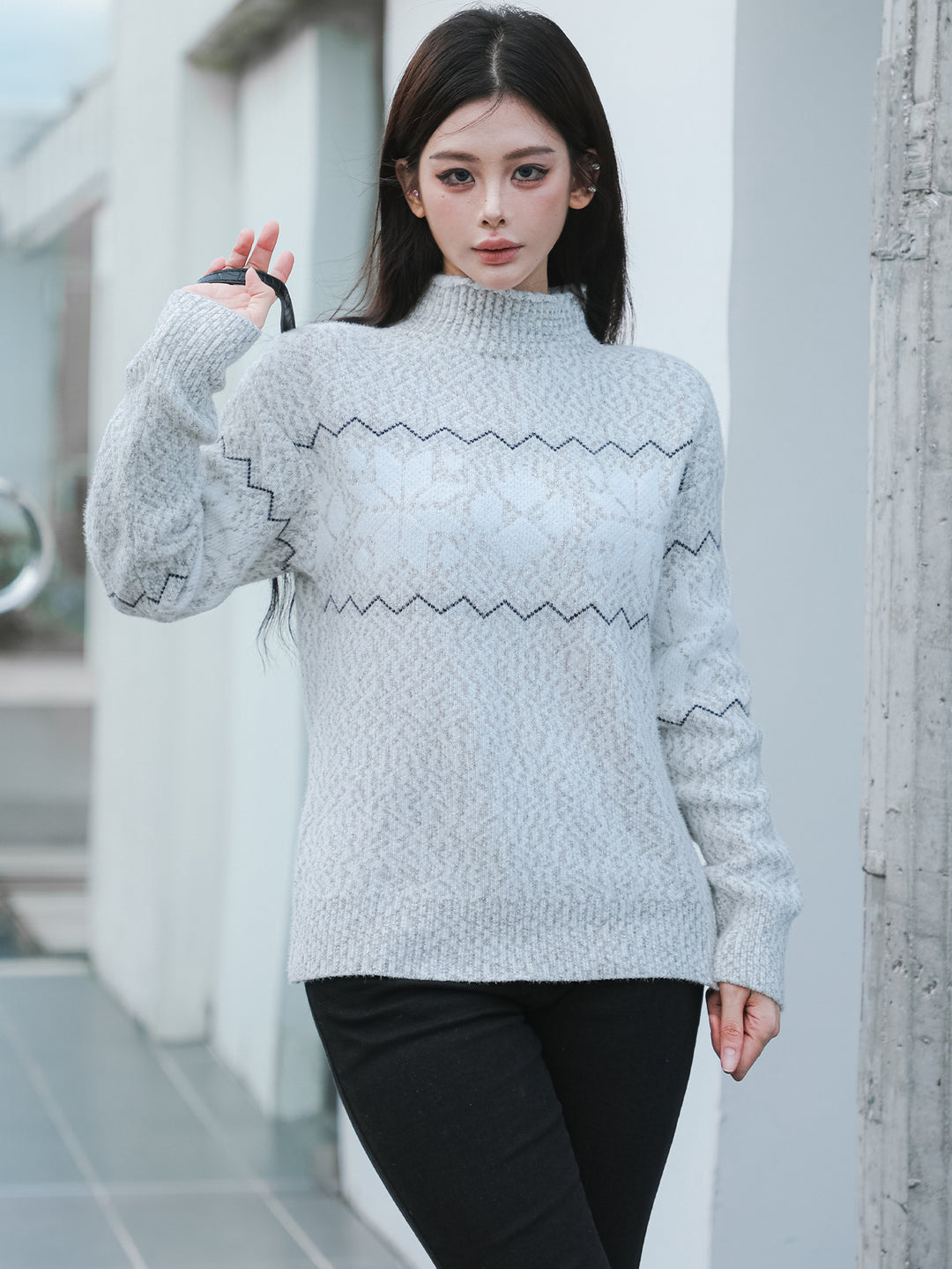 Damen kuscheliger Pullover mit hochgelegtem Kragen und winterlichem Motiv EB