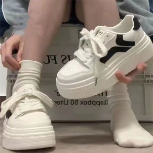 Damen Sneaker mit hochgezogener Plateausohle und atmungsaktiver Oberflächenstruktur EB