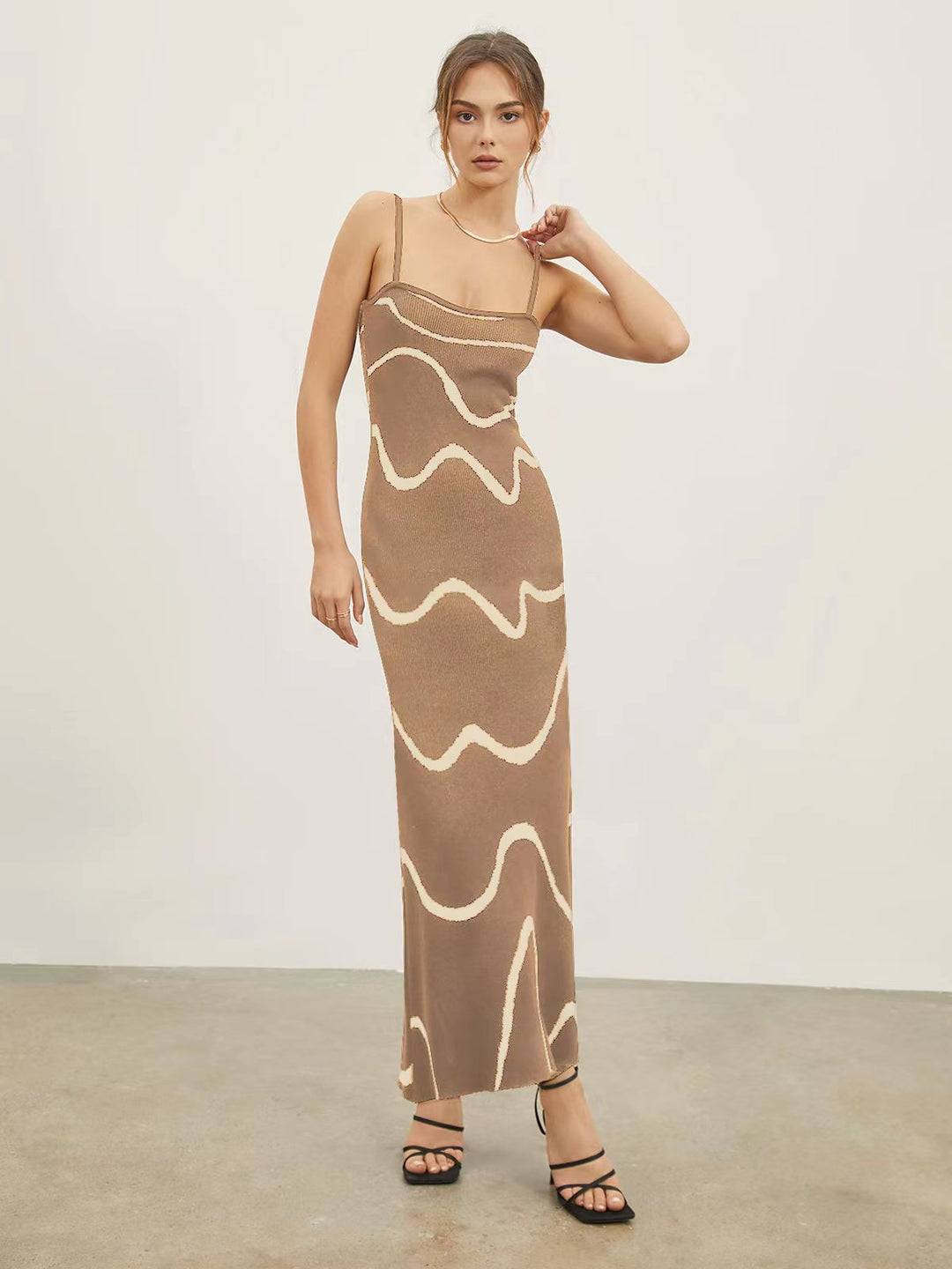 Damen Maxikleid mit modernem Wellenmuster und feinen Spaghettiträgern EB