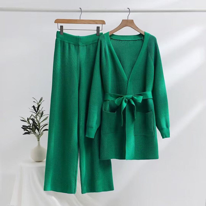 Damen modisches Strick-Lounge-Set mit Bindegürtel und praktischen Taschen EB